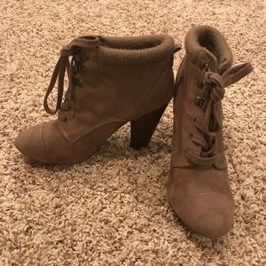 Size 8 Forever 21 heel booties!